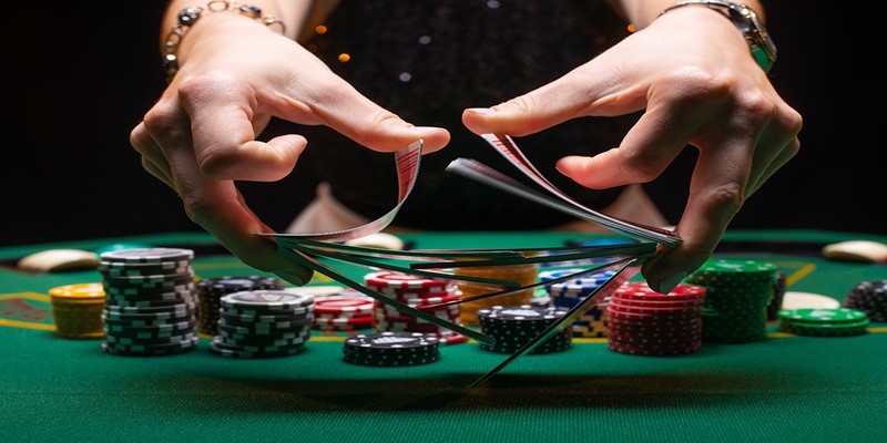 Tìm hiểu luật chia bài của baccarat online để có lối chơi phù hợp